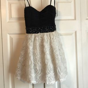 Bingo size 3, black and cream dress